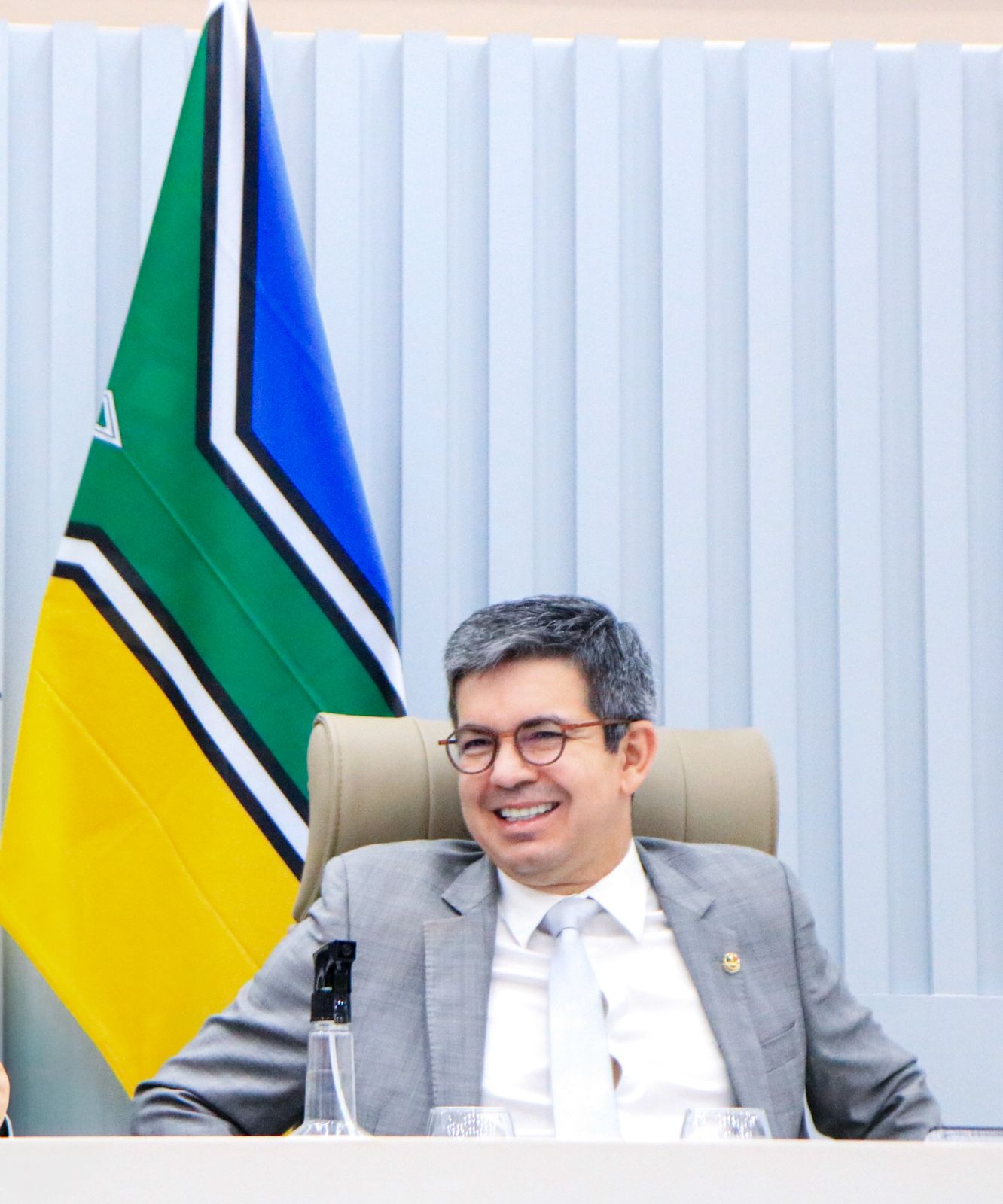 Senador Randolfe anuncia correção salarial e pagamento retroativo para 101 servidores do AP