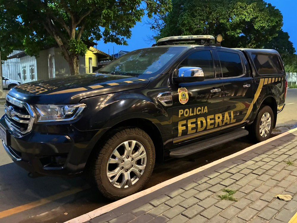 PF faz operação contra ex-prefeito Dr. Furlan por suspeita de milícia digital em Macapá