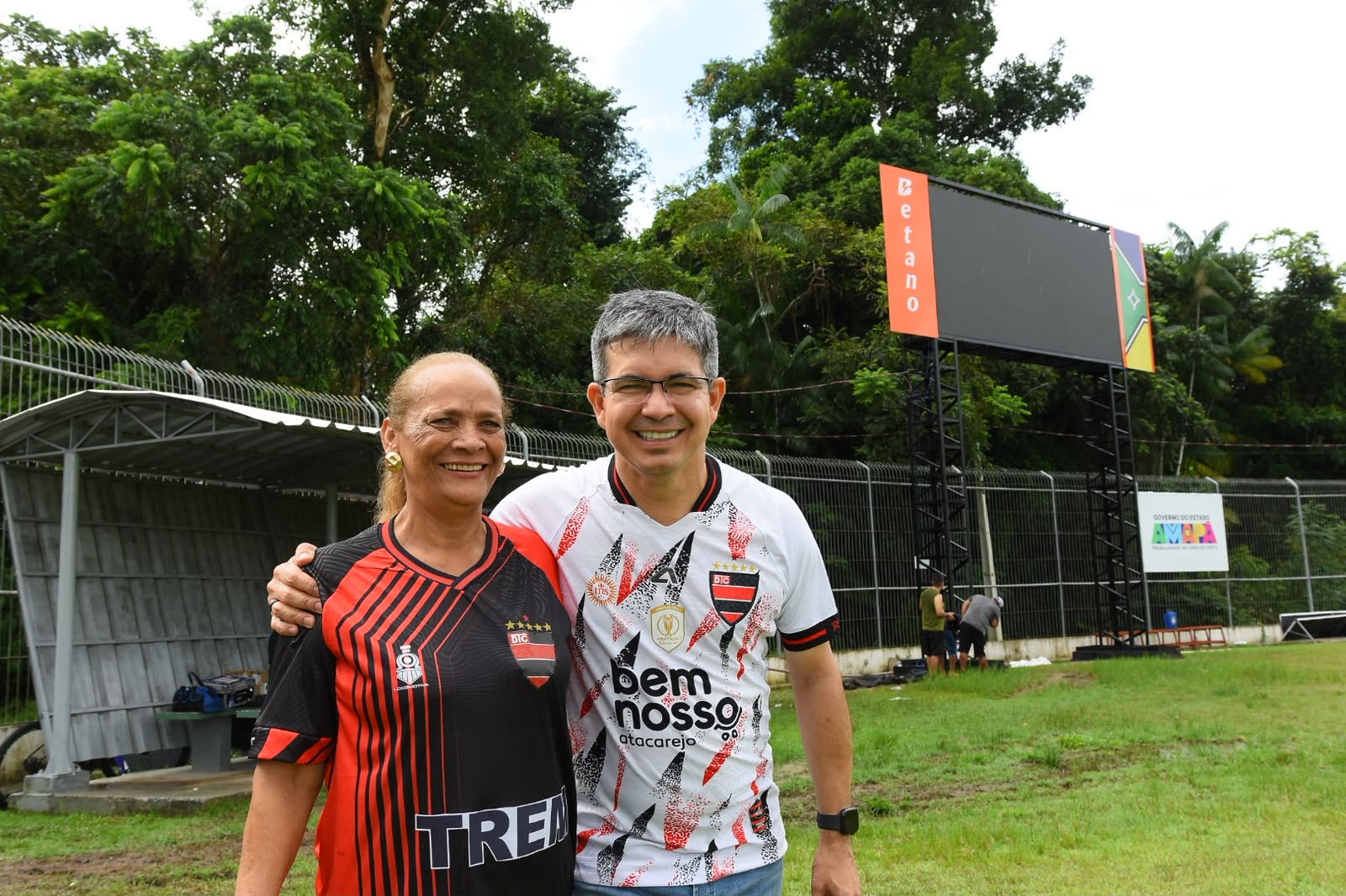 Senador Randolfe entrega novo placar eletrônico do Estádio Augustão, em Santana