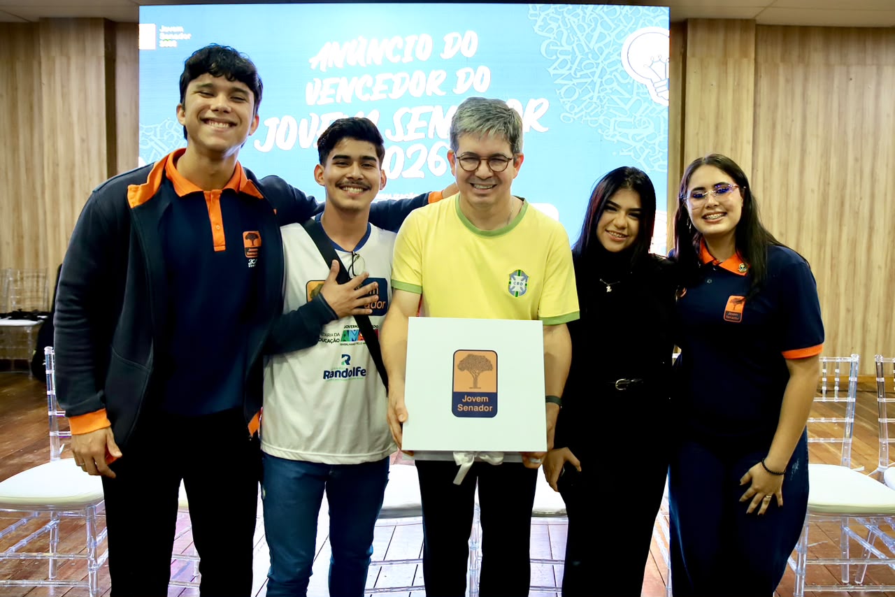 Randolfe Rodrigues garante viagem a Brasília para estudantes do Amapá premiados no Jovem Senador