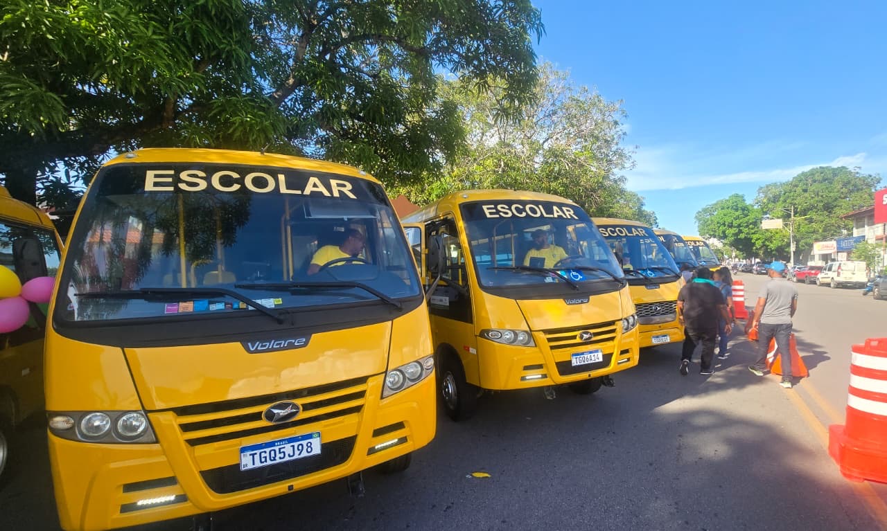 Governador Clécio Luís entrega 10 ônibus escolares para ampliar transporte da rede pública